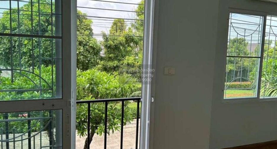 For rent 3 bedrooms townhouse in Khlong Sam Wa, Bangkok