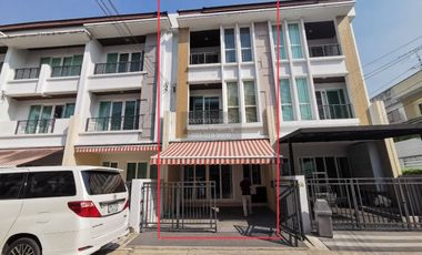 For rent 3 bedrooms townhouse in Wang Thonglang, Bangkok