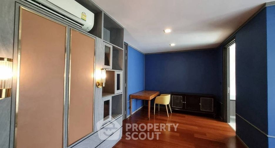 For rent and for sale 4 bedrooms townhouse in Watthana, Bangkok