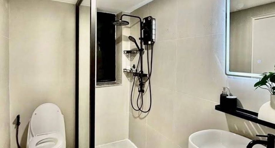 For sale 2 ベッドルーム condo in Phra Khanong, Bangkok