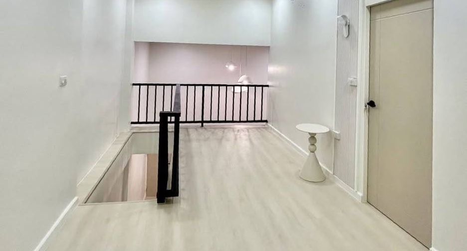 For sale 2 ベッドルーム condo in Phra Khanong, Bangkok
