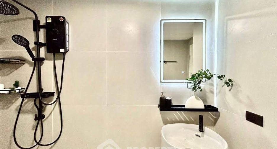 For sale 2 ベッドルーム condo in Phra Khanong, Bangkok