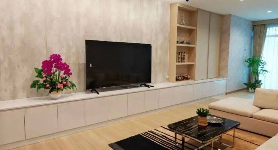 For rent 3 bedrooms condo in Sathon, Bangkok