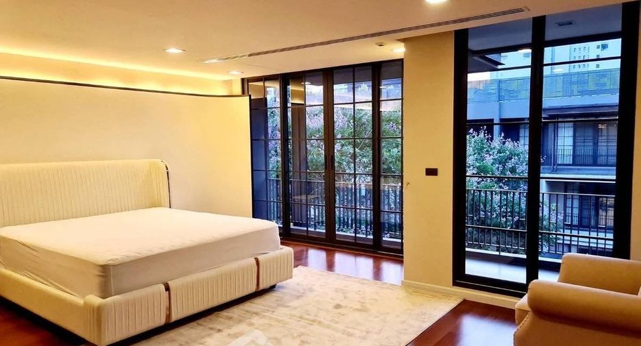 For rent 4 bedrooms townhouse in Watthana, Bangkok