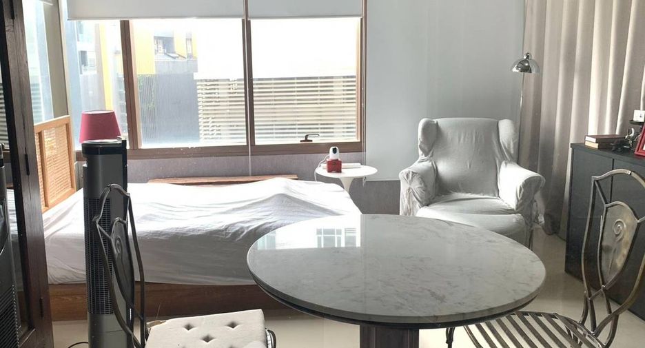 Condo en alquiler y en venta de 3 habitaciones en Khlong Toei, Bangkok