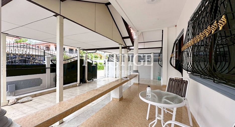 Casa en alquiler de 4 habitaciones en Jomtien, Pattaya