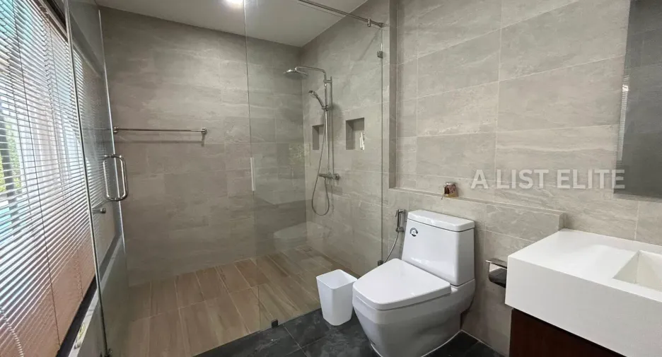 For rent 4 bedrooms house in East Pattaya, Pattaya