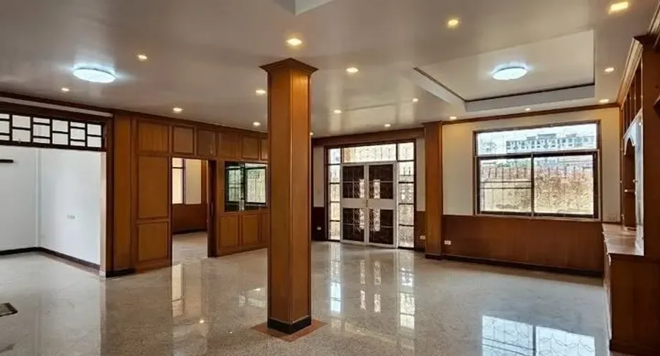 For rent 6 bedrooms house in Wang Thonglang, Bangkok