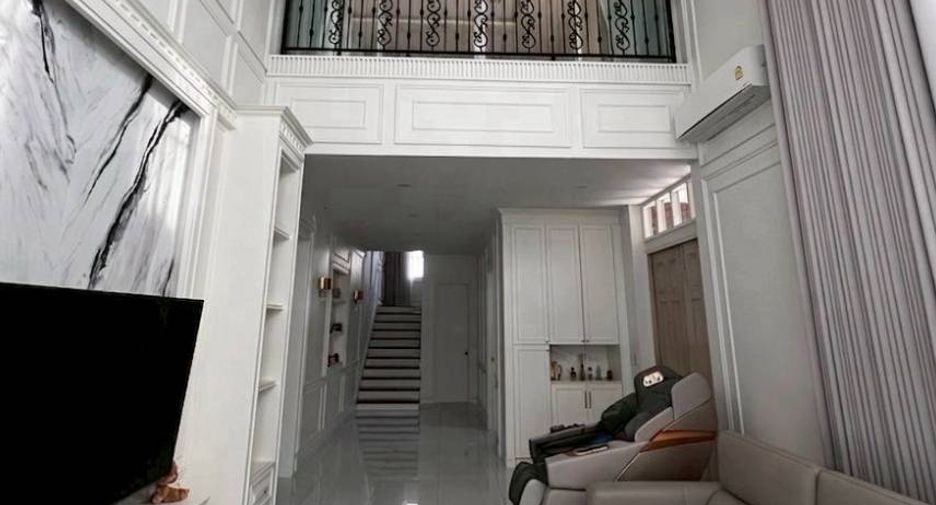 For rent and for sale 4 bedrooms house in Taling Chan, Bangkok