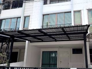 Casa adosada en alquiler de 3 habitaciones en Phra Khanong, Bangkok