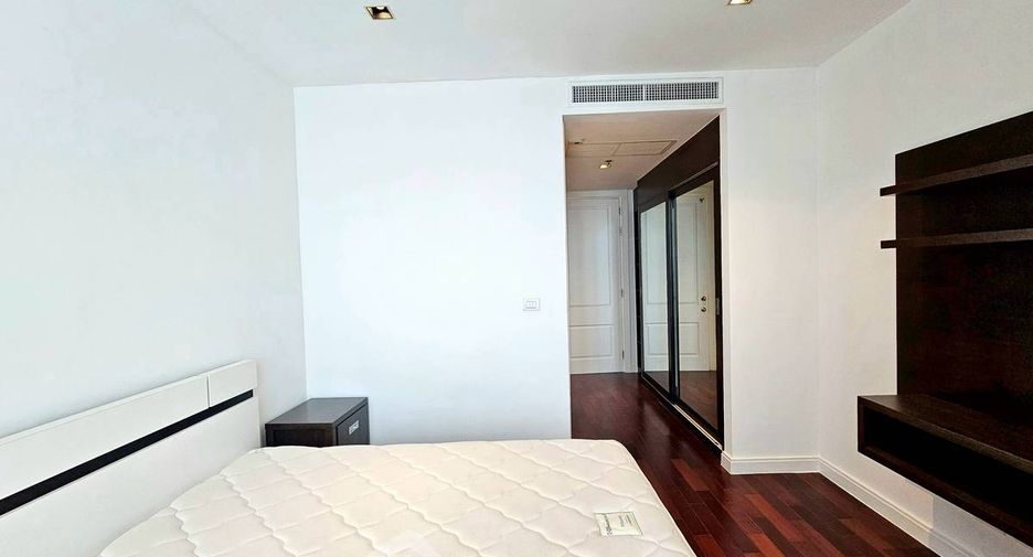 For rent 3 bedrooms condo in Pathum Wan, Bangkok