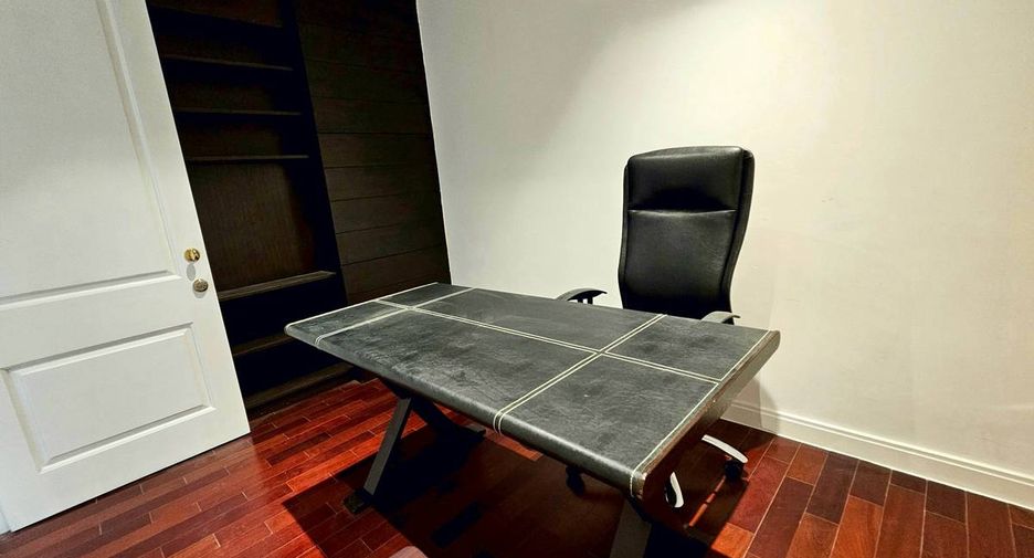 For rent 3 bedrooms condo in Pathum Wan, Bangkok