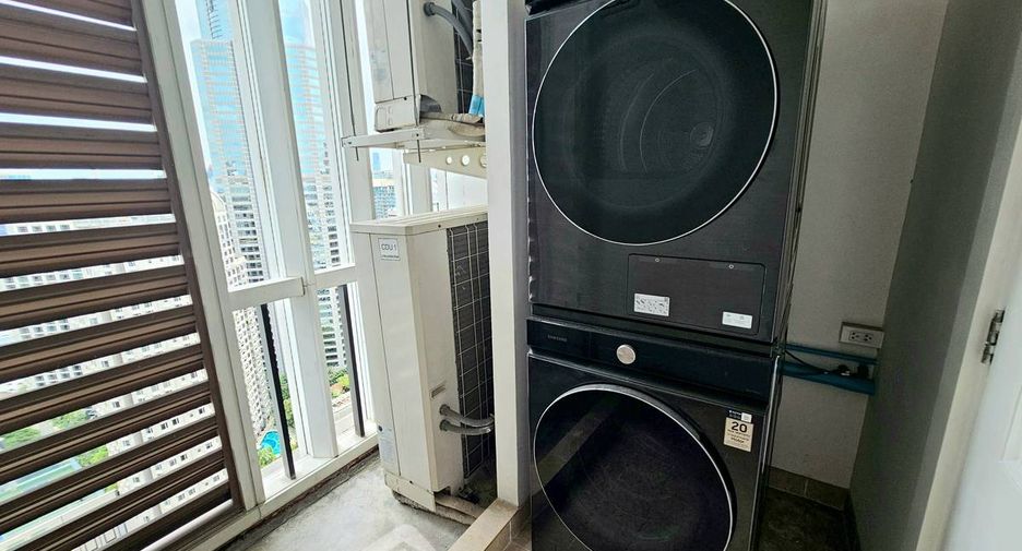 For rent 3 bedrooms condo in Pathum Wan, Bangkok