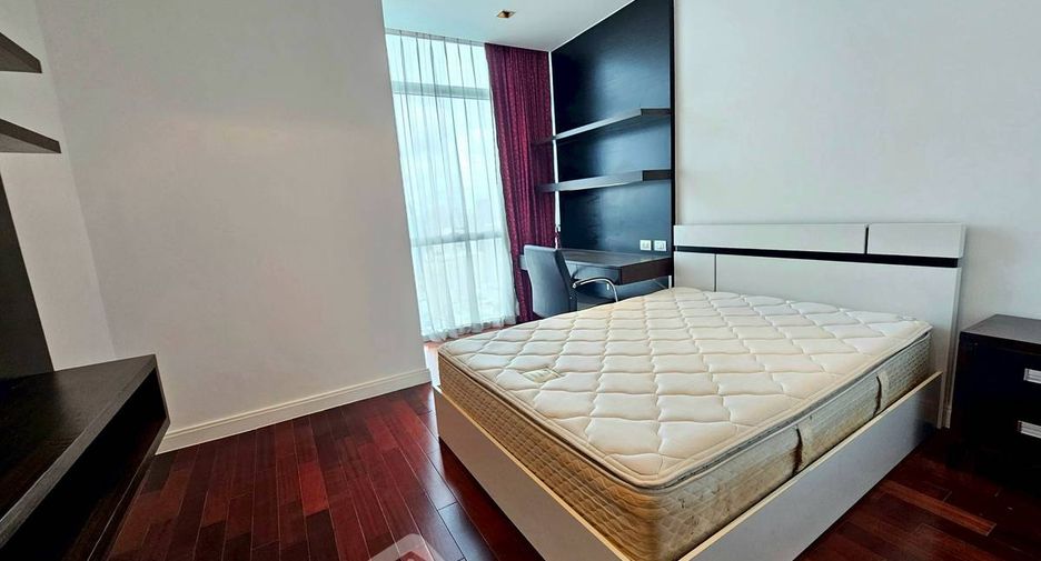 For rent 3 bedrooms condo in Pathum Wan, Bangkok