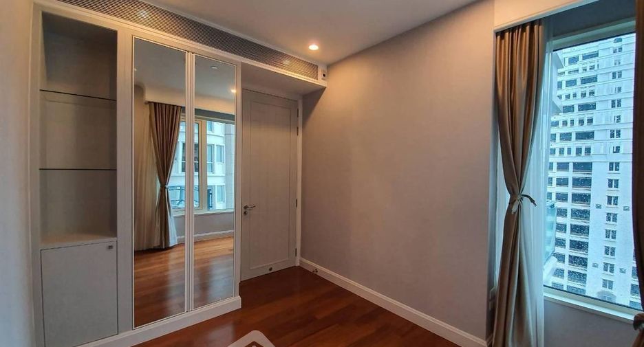 For rent 2 bedrooms condo in Pathum Wan, Bangkok
