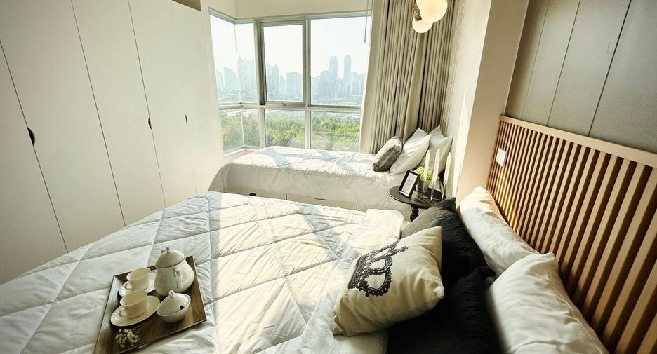 For rent 3 bedrooms condo in Huai Khwang, Bangkok