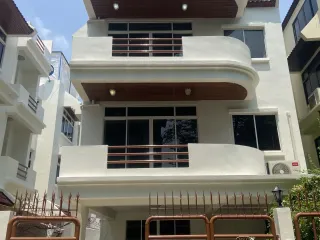 出租 5 卧室 联排别墅 在 Watthana, 曼谷