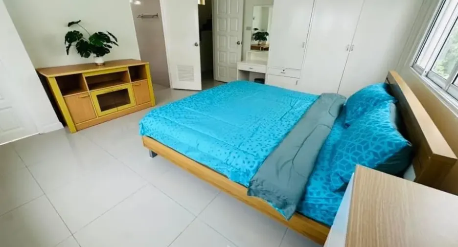 For rent 5 bedrooms townhouse in Watthana, Bangkok