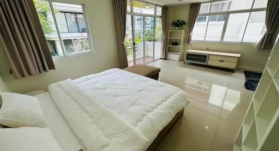 For rent 5 bedrooms townhouse in Watthana, Bangkok