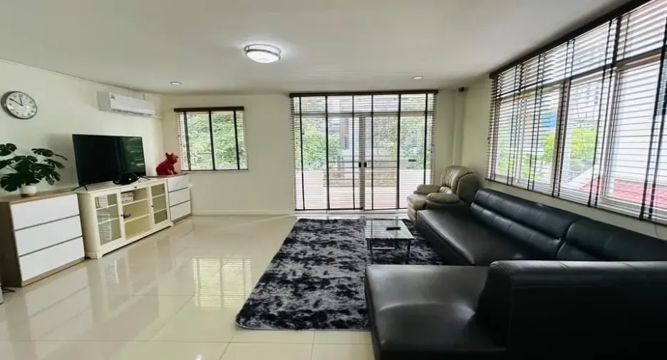 For rent 5 bedrooms townhouse in Watthana, Bangkok