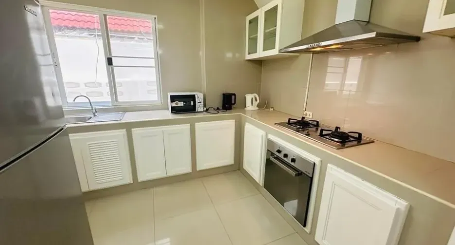 For rent 5 bedrooms townhouse in Watthana, Bangkok