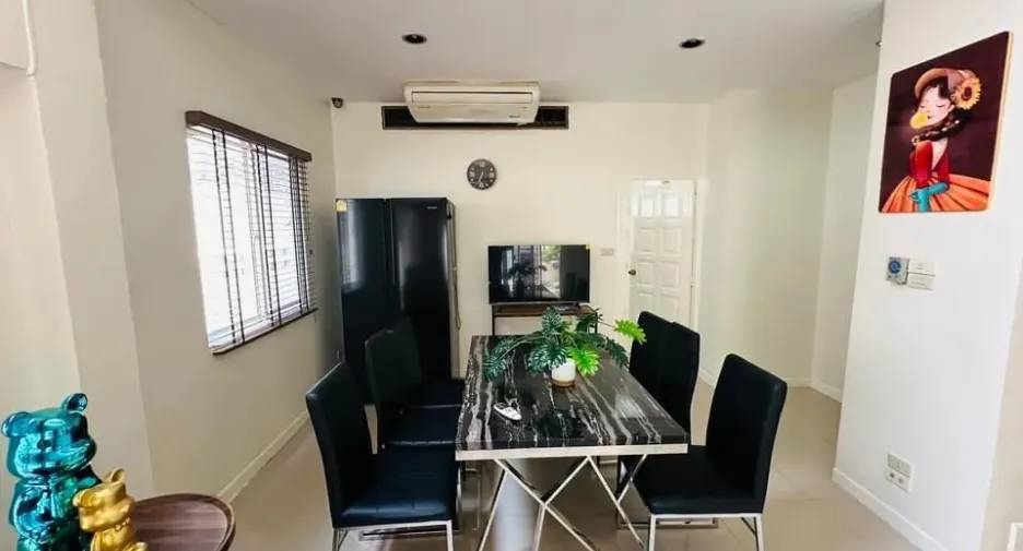 For rent 5 bedrooms townhouse in Watthana, Bangkok