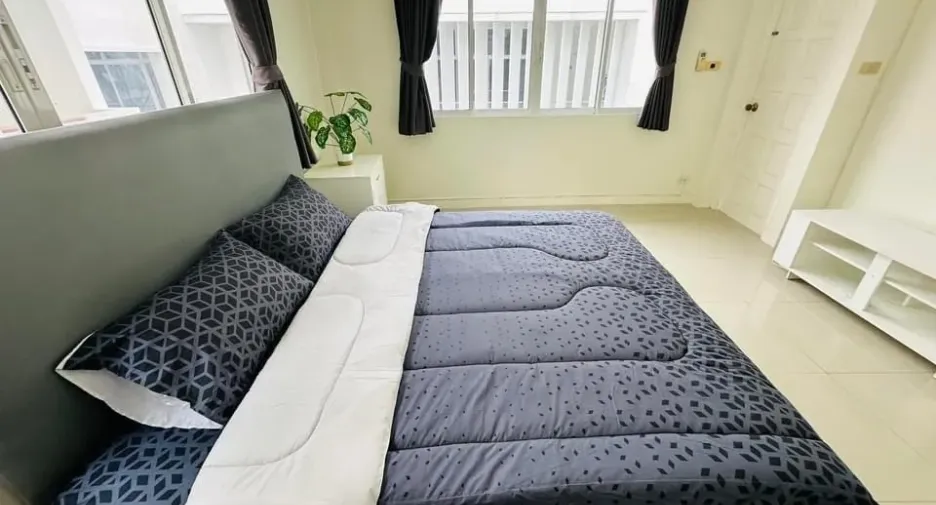 For rent 5 bedrooms townhouse in Watthana, Bangkok