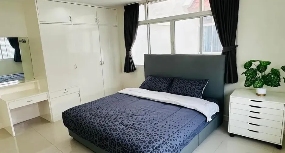 For rent 5 bedrooms townhouse in Watthana, Bangkok