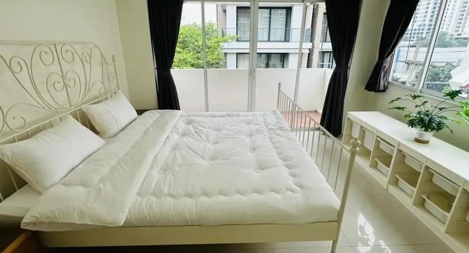 For rent 5 bedrooms townhouse in Watthana, Bangkok