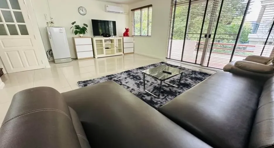 For rent 5 bedrooms townhouse in Watthana, Bangkok