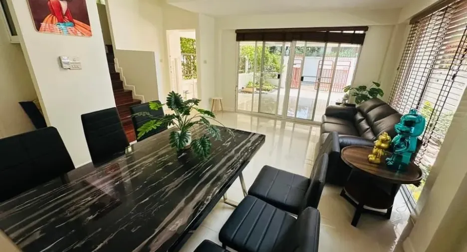 For rent 5 bedrooms townhouse in Watthana, Bangkok
