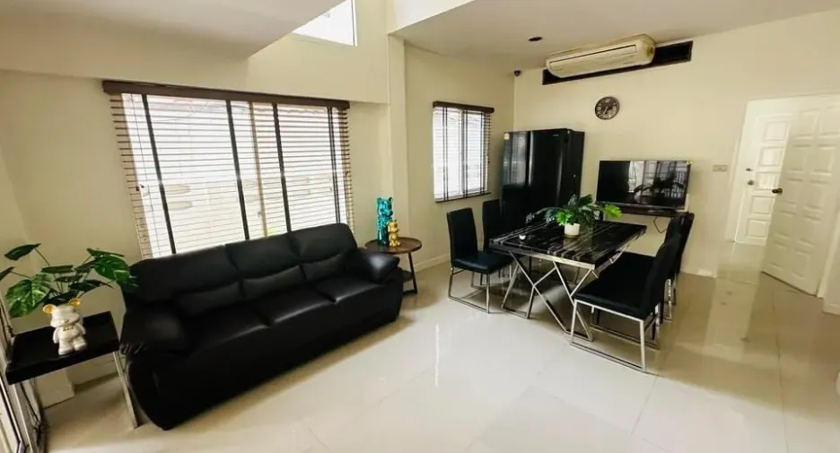 For rent 5 bedrooms townhouse in Watthana, Bangkok
