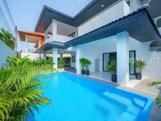 Casa en alquiler de 5 habitaciones en Bang Lamung, Chonburi