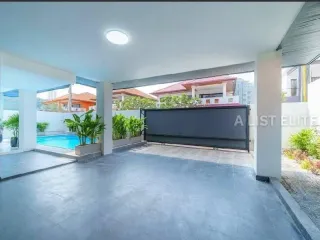 Casa en alquiler de 5 habitaciones en Bang Lamung, Chonburi