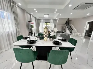 Casa en alquiler de 5 habitaciones en Bang Lamung, Chonburi
