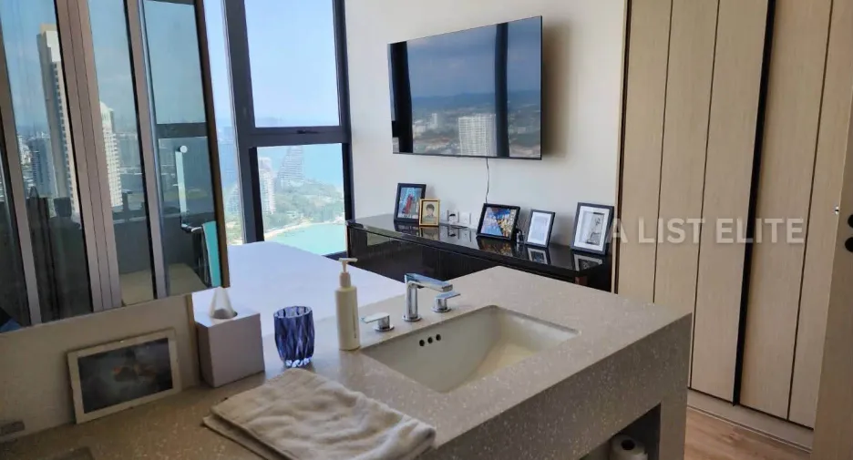 For rent 3 bedrooms condo in North Pattaya, Pattaya
