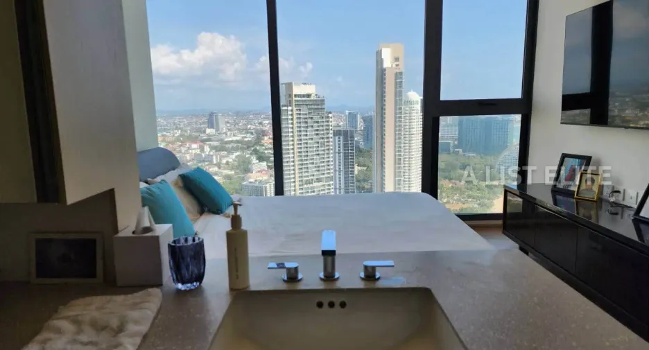 For rent 3 bedrooms condo in North Pattaya, Pattaya