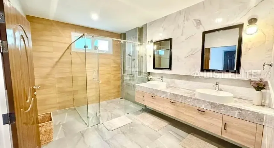 For rent 6 bedrooms house in Huay Yai, Pattaya