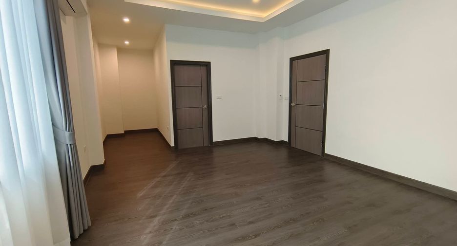 For rent そして for sale 4 ベッドルーム house in Phra Khanong, Bangkok