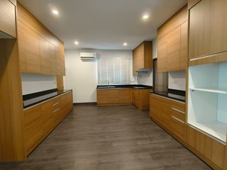 Продажа и аренда 4 спальни дом в Пхра Кханонг, Бангкок