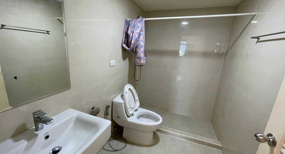 For rent 3 bedrooms condo in Watthana, Bangkok