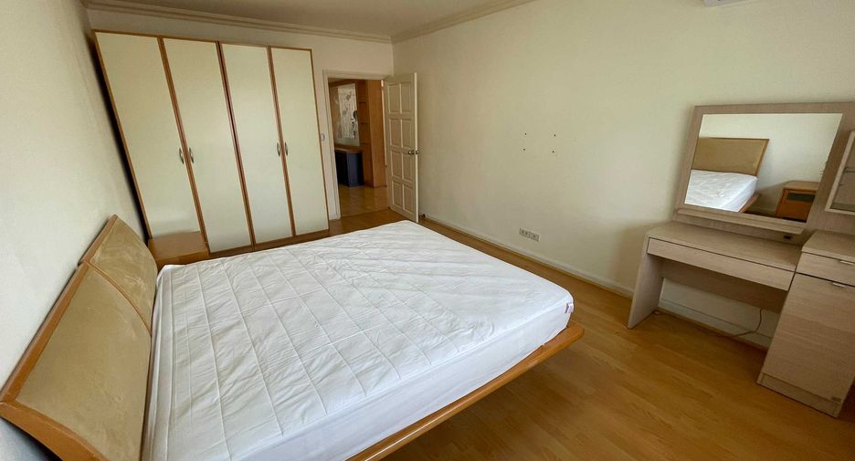For rent 3 bedrooms condo in Watthana, Bangkok