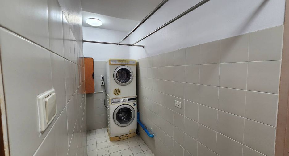 For rent 3 bedrooms condo in Watthana, Bangkok