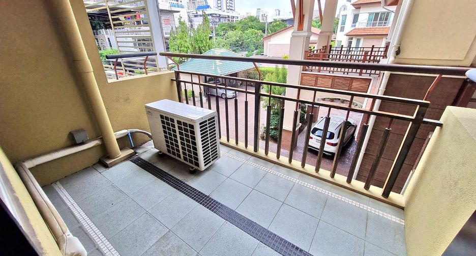 Wohnung zur Miete mit 3 Zimmer in Khlong Toei, Bangkok