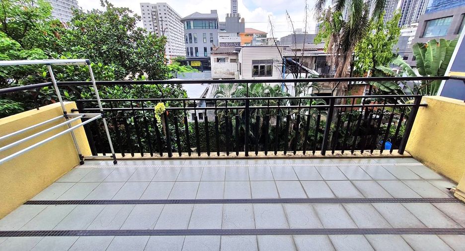 Wohnung zur Miete mit 3 Zimmer in Khlong Toei, Bangkok