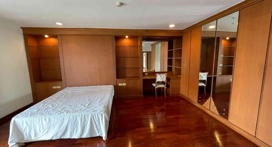 For rent 4 bedrooms condo in Watthana, Bangkok