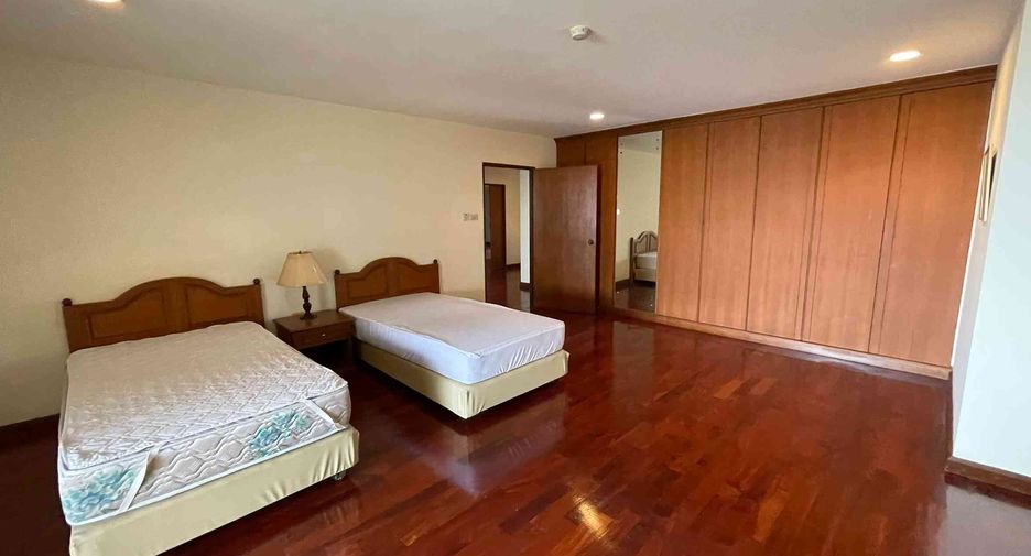For rent 4 bedrooms condo in Watthana, Bangkok