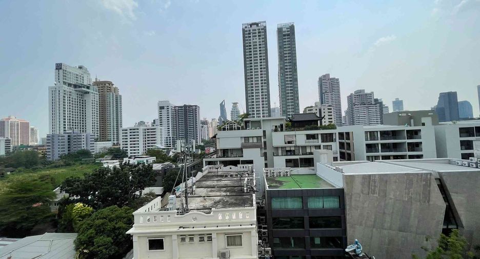 For rent 4 bedrooms condo in Watthana, Bangkok