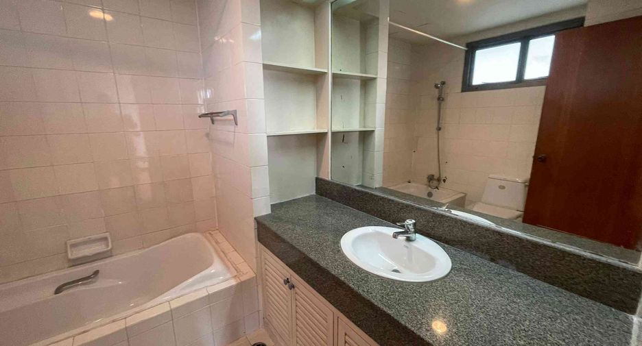 For rent 4 bedrooms condo in Watthana, Bangkok