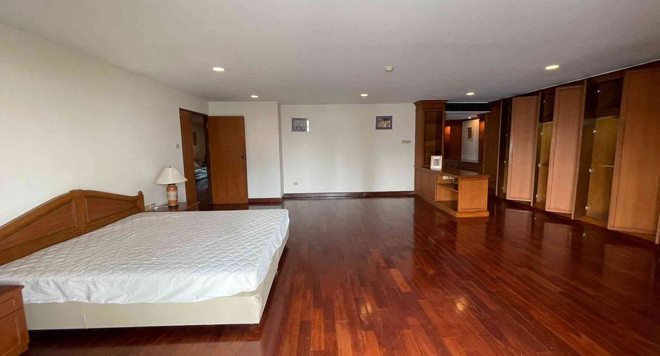 For rent 4 bedrooms condo in Watthana, Bangkok